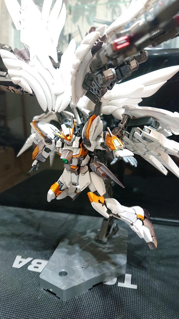 カラーリングはスノーホワイトを意識しつつオリジナルで、ガンダムマーカーメタリックオレンジ、ヘビーガンメタリック、コスモスメタグリーン、メタリックブラック、ニューホワイトを使用。