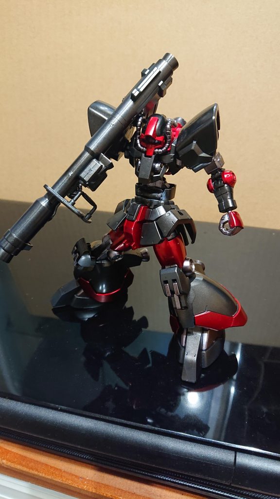 塗装はガンダムマーカーメタリックブラック、ロイヤルメタレッド、ヘビーガンメタリックを使用。