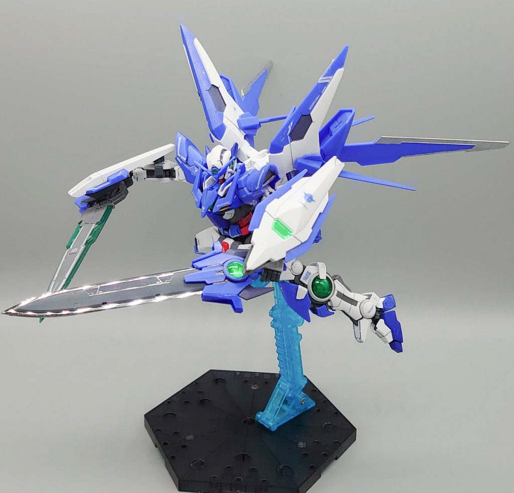 アメイジングGNブレイドの刀身はRGエクシアより移植してメッキを生かす改造をしました。移植に伴いパーツの裂け目が目立ったので、鍔の部分にパーツを追加。なんか良い感じに馴染んだかと。