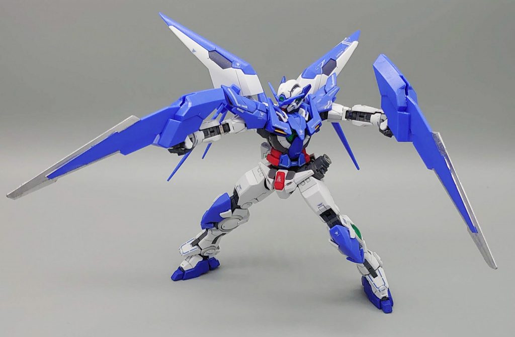 トランザムGNブレイドは刀身をメッキシルバーで塗装することによって、RGなら、こういうアレンジを加えるのではと考えると同時に基部の白い部分は塗装するのを失念したことに気づく。