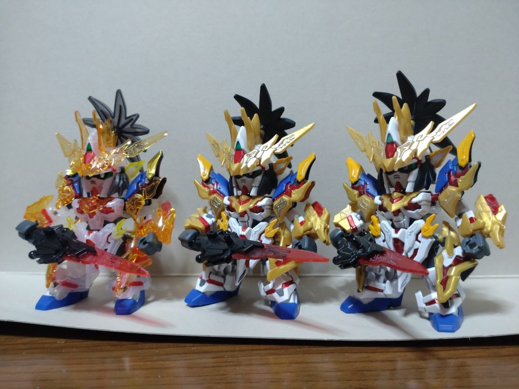 過去につくった劉備たちと比較向かって右から…・クリアパーツナシ(今回の)・通常版(武器以外のクリアパーツ塗装)・90%クリアパーツ