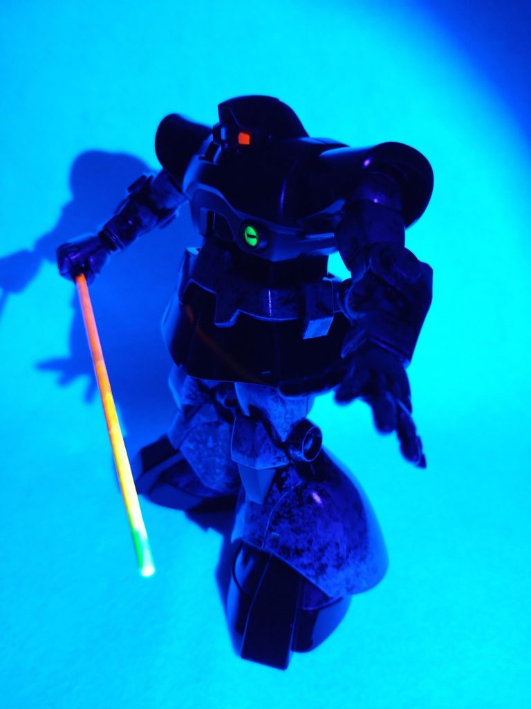 蛍光カラーで塗装した部分はブラックライトで光らせます。