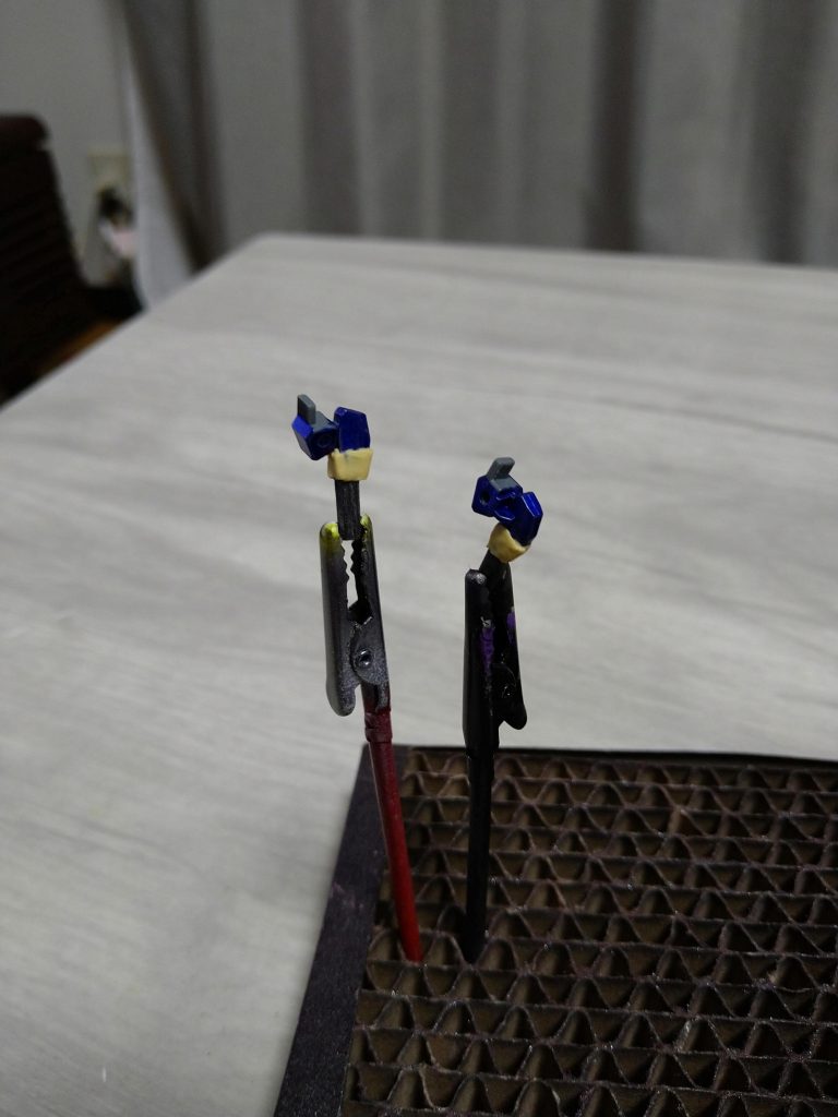 アームドアーマーXCの装着箇所にランナーを切り出したプラ棒をポリパテと真鍮線で補強してメタリックレッドで塗装しました。