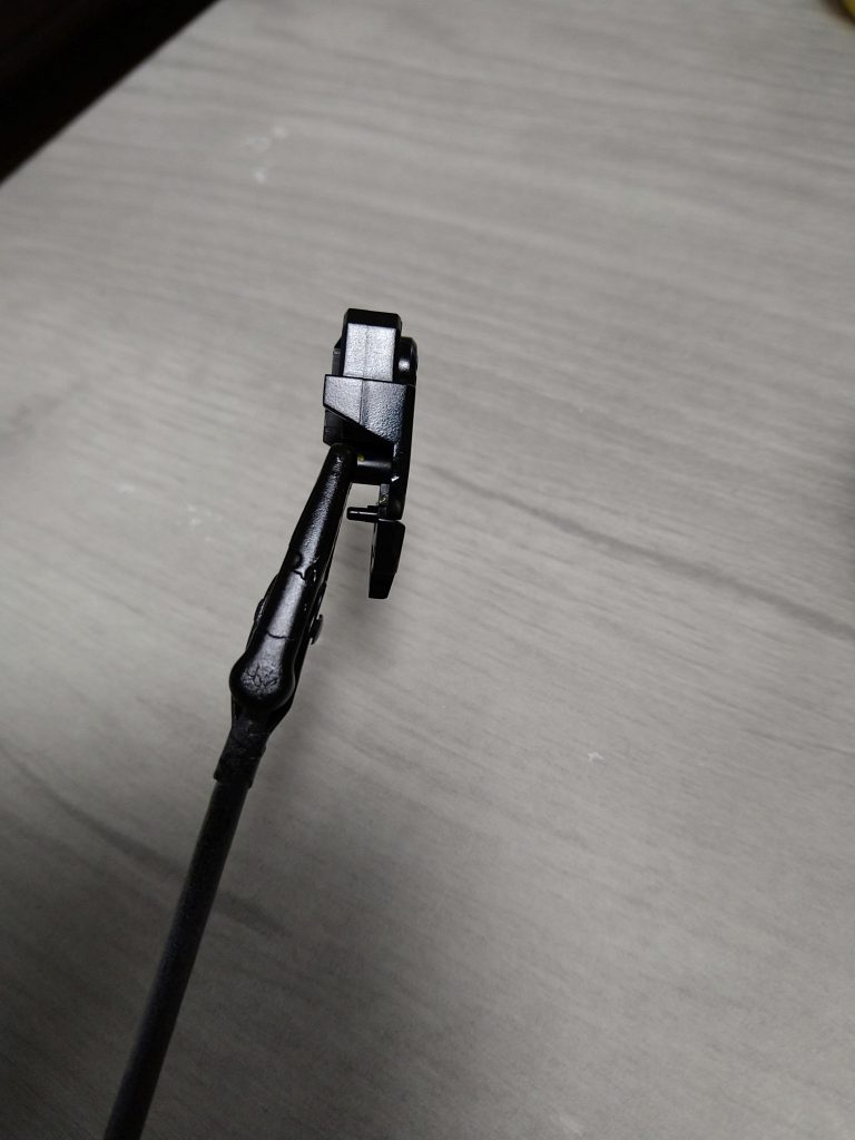 最初作成したときはパーティングラインを気にせずに制作してたんですが光沢トップコートを吹いたら目立ちまくったのでヤスリがけをして再塗装しました。下の画像