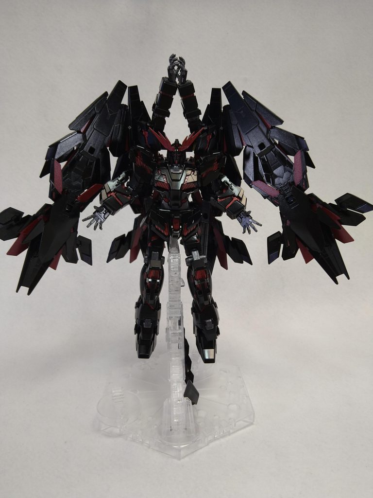 今よりガンプラが入手しやすい頃、アームドアーマーDEを4機装備させるためにフェネクス1個とバンシィノルン2個買ってしまったので、あと腕2本分はパーツが余ってます。