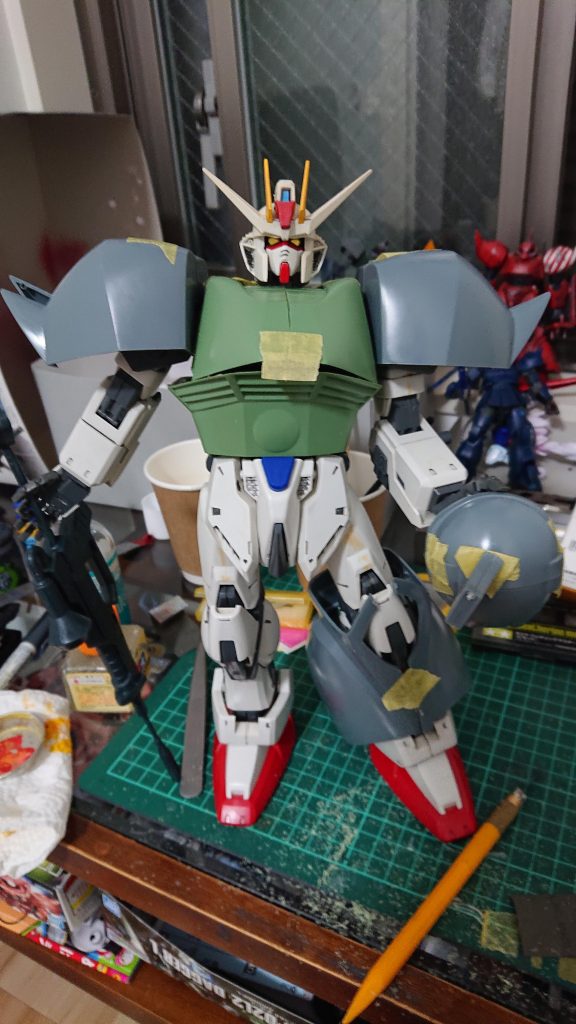 ちょっと着せてみた所です。胴体幅詰め、腰は幅増し、腕も幅増し、靴も幅増し。ノコギリで切りまくりでした。パテこねて貼ったり工作ボリューム満点机汚くてすんません。