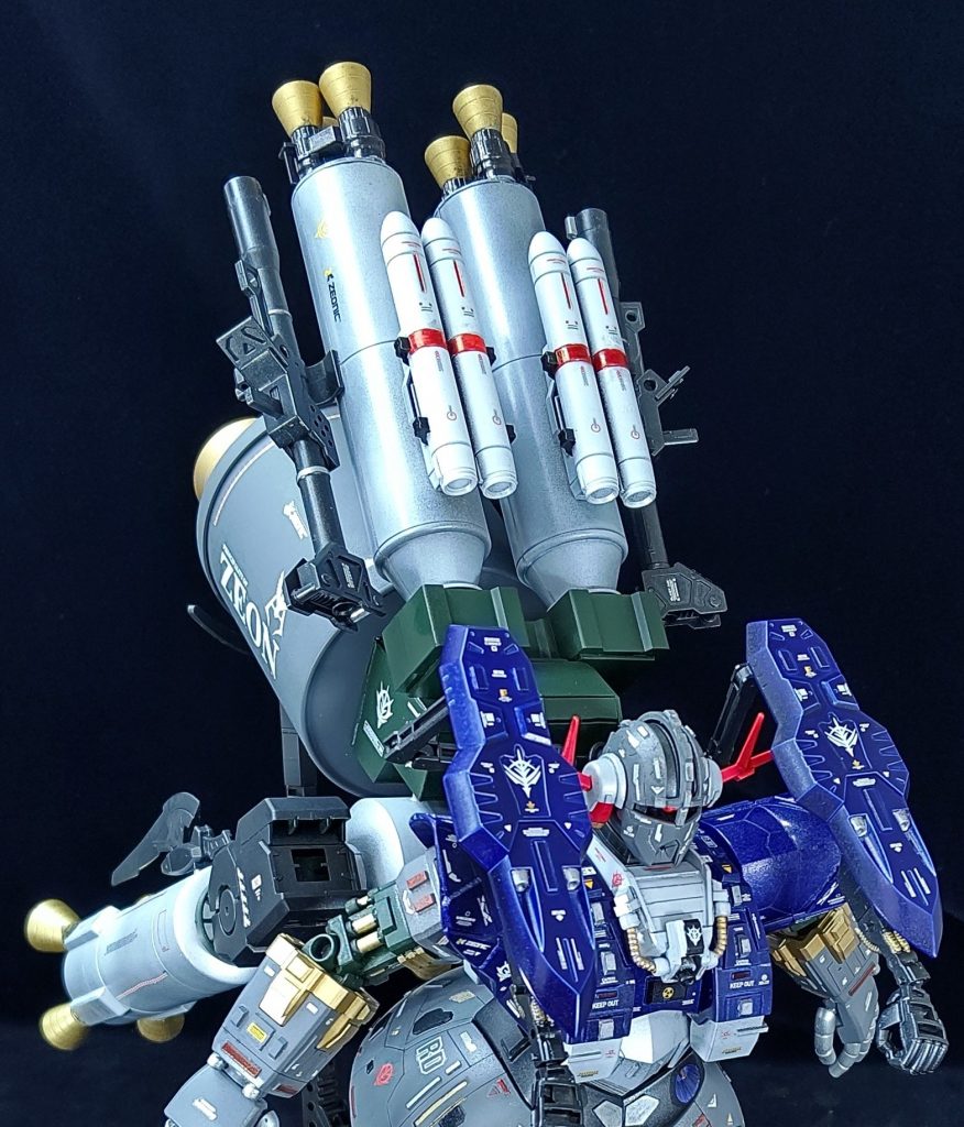 ジオング完成機にリユース・P・デバイスをつけた拠点最終防衛機をイメージしています。サブアームのシールドギミックにガンダムフレーム+クシャトリヤの手パーツでアレンジしました( ╹▽╹ )