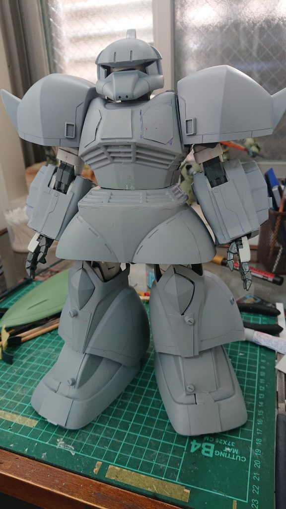 サフ状態。工作が終わったので机ちょっと片付いてますね(笑)この時はまだ量産型カラーにしようと思ってたんですが