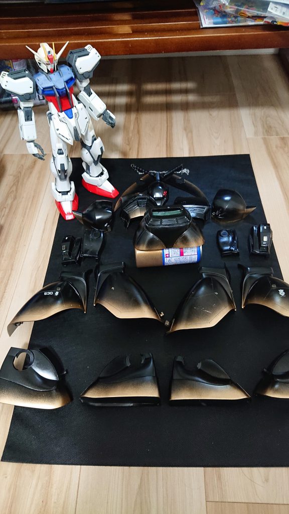 ゲルググアーマーです。ストライクの手足やらゲルググの装甲にも100均のネオジム磁石を仕込んで着れるようにしました。