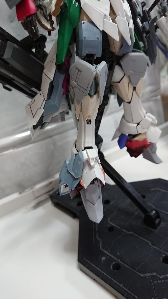 一番苦労した足です膝の襟のようにどう表現しようかなやみました😅ものはバエルのふくらはぎ当初はトールギスで組んでいました丸みがあってよかったのですがスカートが浮いてしまいふっくらしていたので、フェニーチェナーシタとウイングゼロカスタムをニコイチにしてふくらはぎを、バルバトスの肩にして細長にしましたシエンタ足をマントにみえるようにしてボリュームつけています