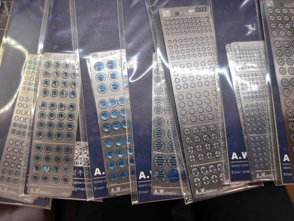 スジボリ堂で売っている  ディテールアップ パーツが凄くオススメです！   💴お高くないしシートから剥がすだけで使えるんですよ👍️