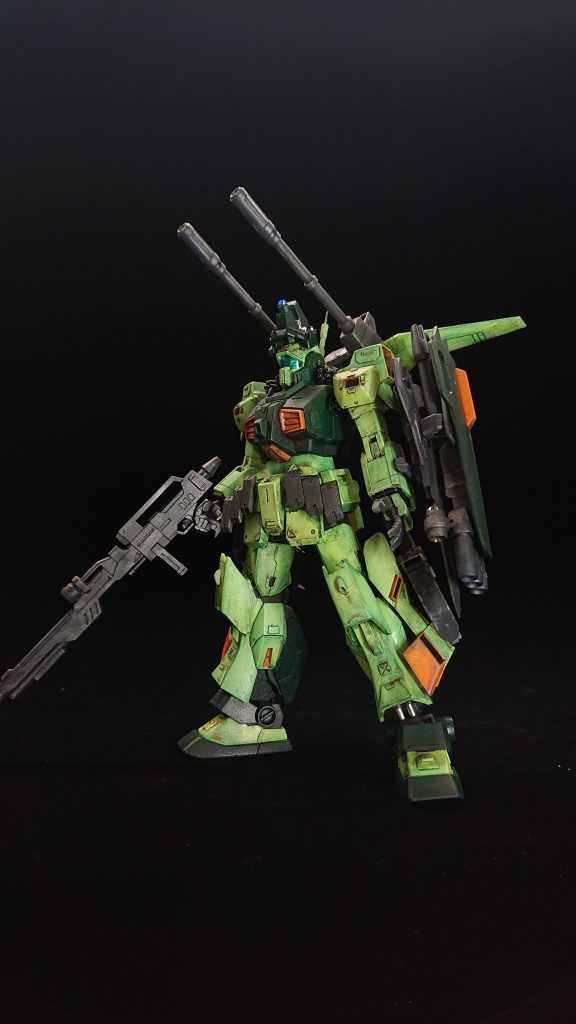 30mmのバイザーはネオジムでくっついてるだけ。一応、頭頂部にもネオジムを仕込んであるのでアップ出来ますが、とんがり帽子のようでカッコ悪いですね。