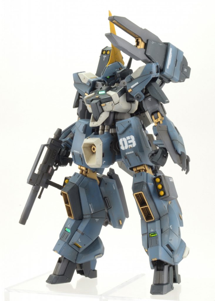 扱いにくそうな専用ビームライフルは手に持たせず固定武装化。キワモノ感のある腕は､フツーのMSっぽいモノに置き換え。あとは小盾やミサイルポッドなど武装をモリモリ。