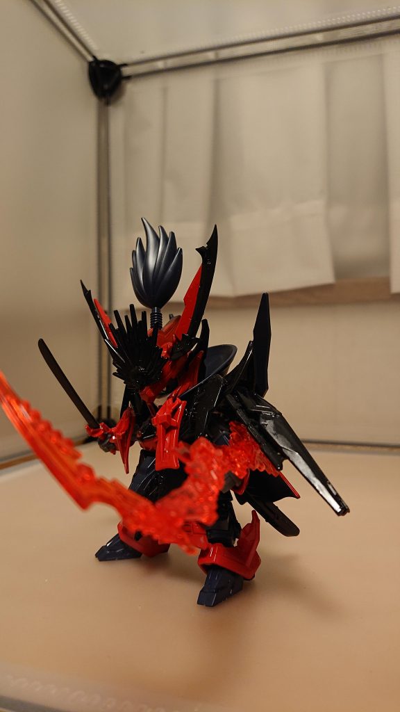 鬼爪甲[きそうこう]混世魔王の妖力で生み出す攻防一体の盾あらゆる攻撃と妖術そして法力による攻撃を防ぐことが可能さらに鞭状の刃を出して様々な距離から攻撃ができる