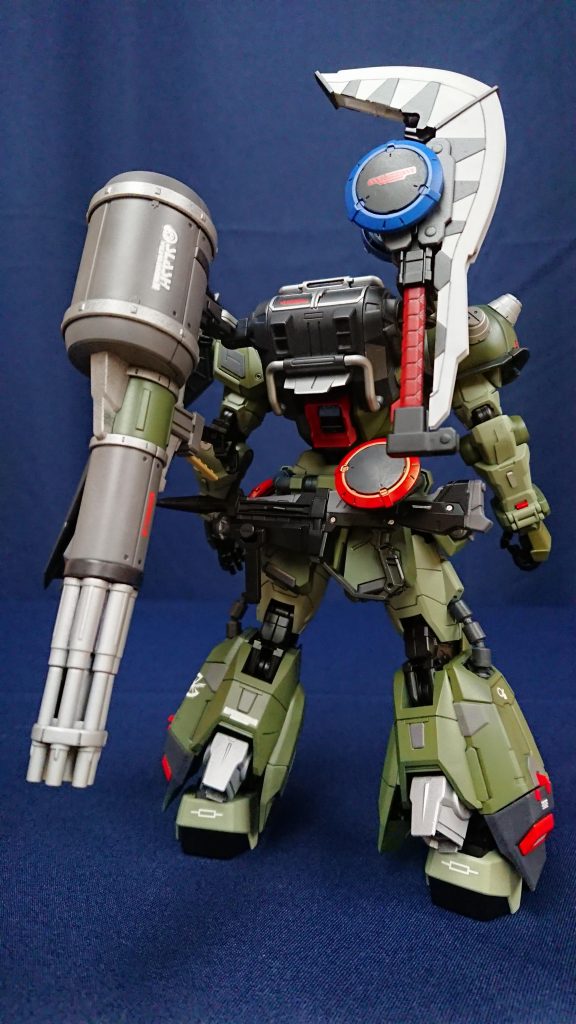 後ろ。MGのハイドラはデカすぎる気がしたので、2つとも取っ払い、ハイドラ自体は手持ち武器として1つだけ用意しました右にあるのは一応ファルクスなんですが、せっかくの変形ギミックを利用したく、ビーム発振機どうしをくっつけて1つにしてみました。後述になりますが鎌にもなりますどちらも磁石で脱着できるようにしてあります。今気付いたんですが、右足のデカールが取れてる…