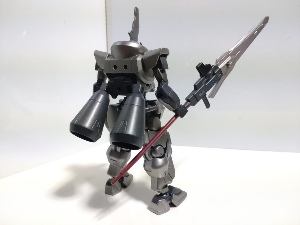 背中のブースターは高トルクパックのようになっておりジェット噴射での移動やジャンプが可能でそれを使い敵陣に切り込みます。素材はジーエンアルトロンのバックパック、パワーダーのジョイント、WAVEの大型バーニアです。