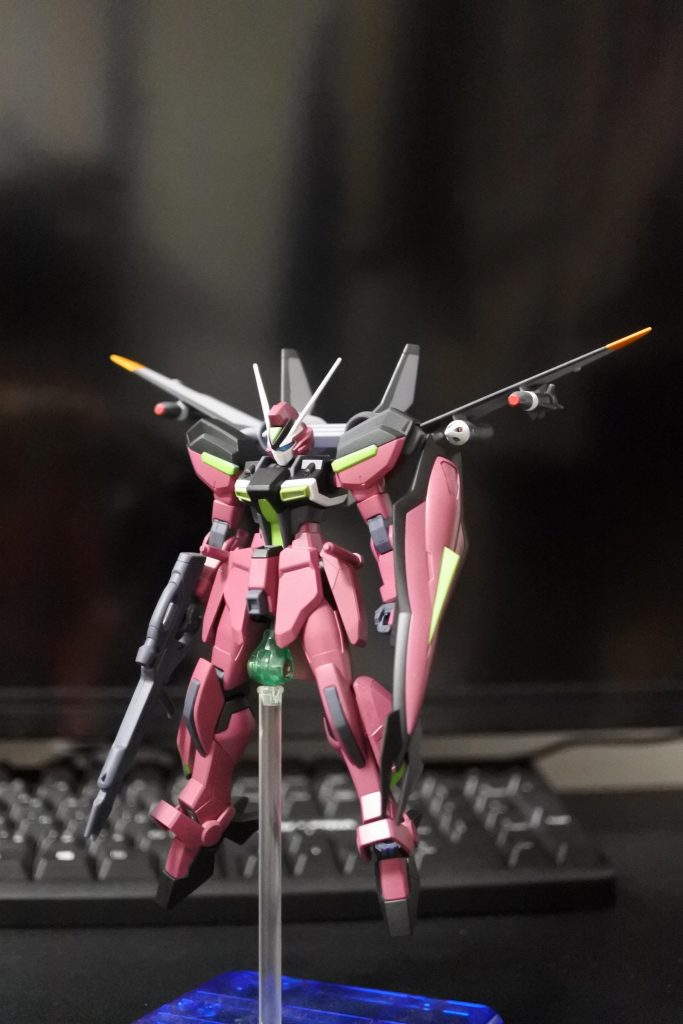 主翼を展開マゼンタの調色が難しく、写真だと少し異なりますが、アニメのイメージ通りの色にできたと思います。