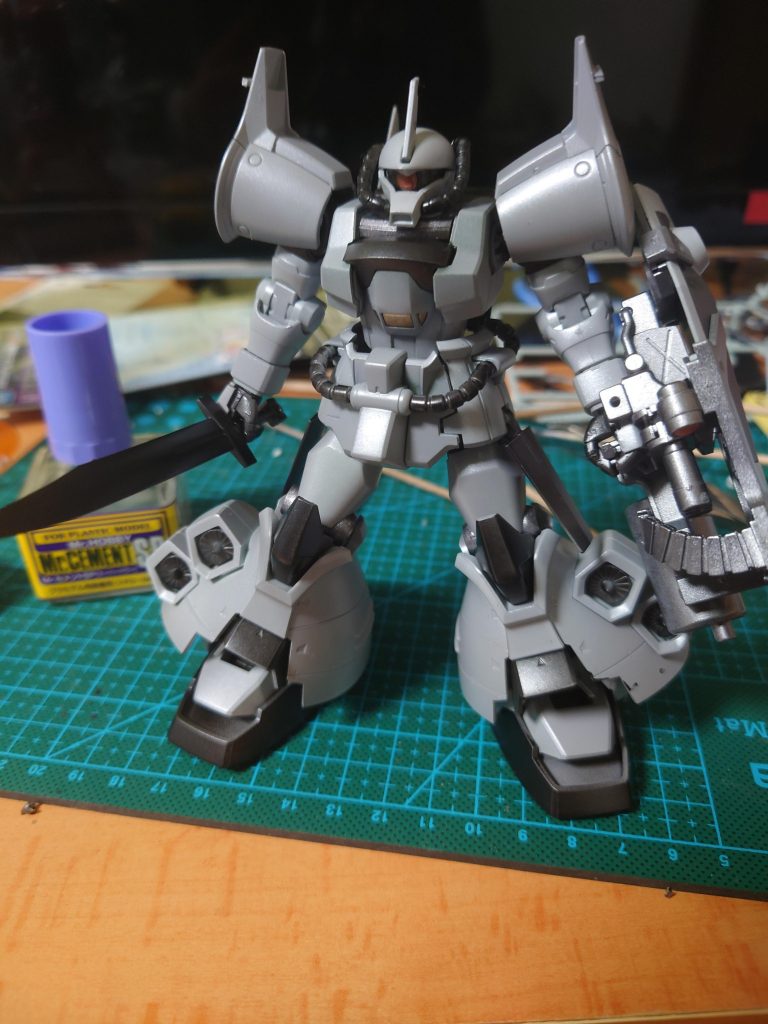 デカール貼り前です当初の予定では両肩同じ色の予定でしたが、「全体的に白すぎ?」と思ったので片方だけ赤くしました。今回のグフ・フライトタイプは全体的に上手くできたかな?とは思うので満足しています。しかしラインデカールがあまりキレイに貼れてなかったり、筋彫りが真っ直ぐなラインしか引けなかった等まだまだ課題点はたくさんあります。色々改善方法を考えて次の作品に活かしていきたいです~。