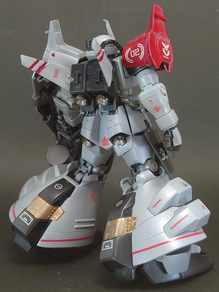 正面と後ろからモノアイと腕部のスコープにはウェーブさんのHアイズをつかいました。いつも助けられてます。この機体は脚がかなり太く好みですが、少しのっぺりしている気がしたので、初めての筋彫りでラインモールドを増やしたり、多めにデカールを貼ってみたりして情報量多めにすることを意識してみました。