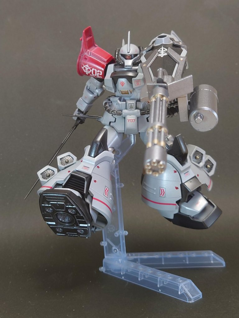 ガトリングシールドを構えてこのガトリングシールドのメカメカしさはやっぱり最高です。仮組み、塗装中、筆塗りの部分塗装のどの作業をしてるときも「カッコいいな〜!」ってずっと言ってました笑ガトリング部分は基本ライトガンメタルで部分塗装にエナメル塗料のチタンゴールドで仕上げました。