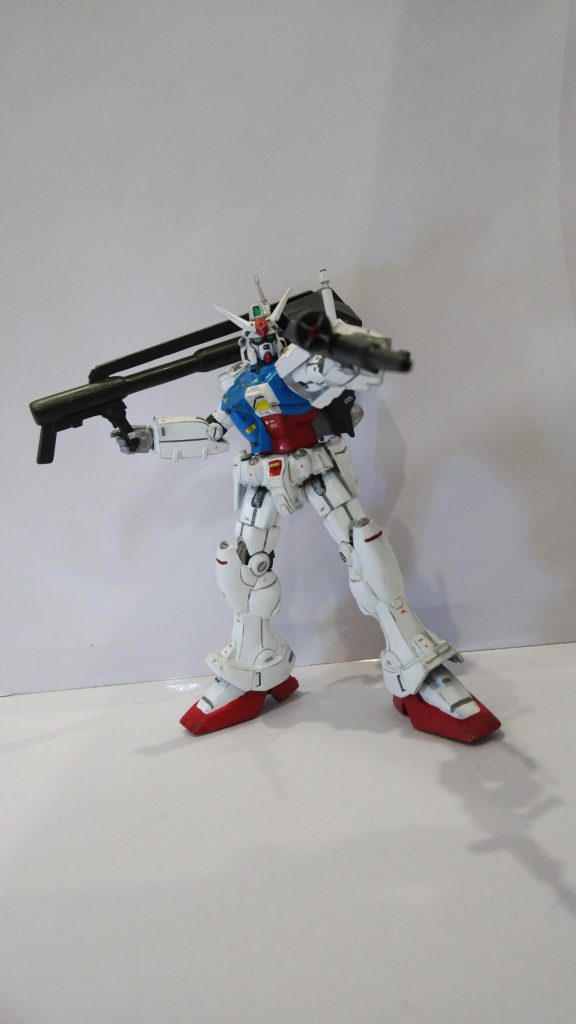 武器両手持ちにて｢ウラキ少尉突貫します！｣ソリッドシューターを自作してみました！グリップももちろん可動式。ところが装備させてみると残念な欠陥品であることが判明しました🙀マガジン部分がデカすぎ重すぎて後ろにすっぽ抜ける、あとサーベルとバックパックと干渉してまともに構えられない……自分の計画性の無さが仇となりましたな😃