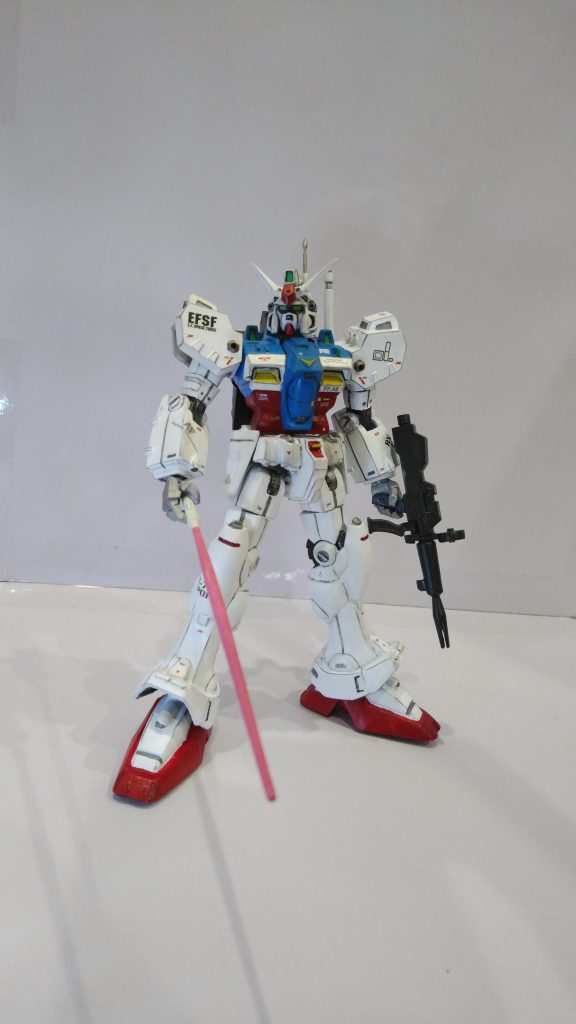 基本立ちポーズ可動式に関わる箇所は胴体ロール軸、太股ロール軸、上腕ロール部分の変更、サイドアーマーにポリキャップ軸取付けくらいです。それなりに新しいキットなので後ハメ加工は無し、楽チンでした✨サーベルは昔製作したFGガンダムの借り物、キット付属の物は手つかず……手抜きです😅 