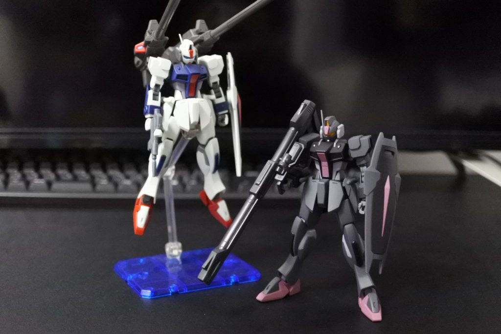 改造元のダガーLと。黒系と暗めのマゼンタ組み合わせが、いかにも特殊部隊感を醸し出していて格好良いです。