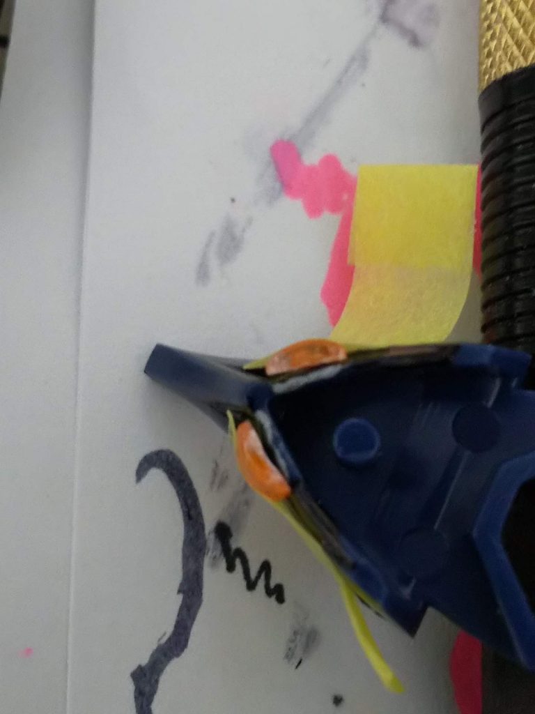 Hアイズをカットして、取付位置をマスキングテープで確認。