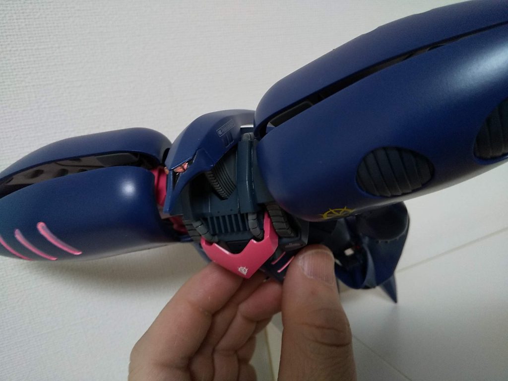 Hアイズはカットして接着しましたが、出目金みたいになりました。