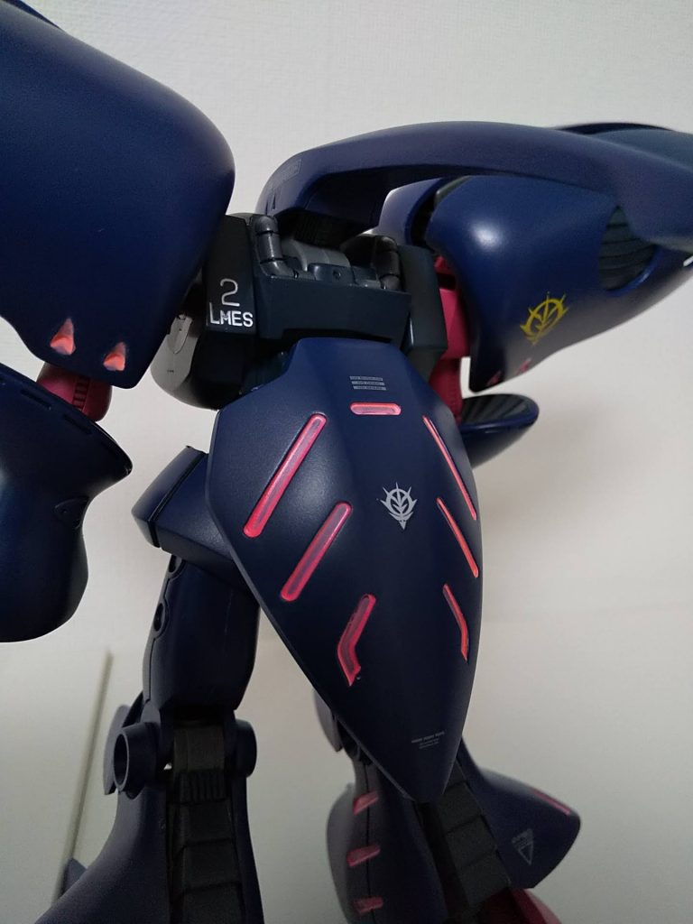 背面の「2-LMES」はマーカーの白を使って強調