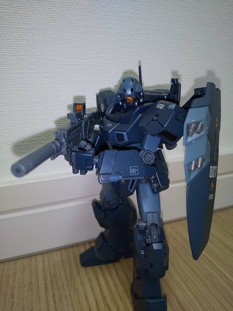 バイザーの奥は銀で塗ったので、やや明るめになります。やや。