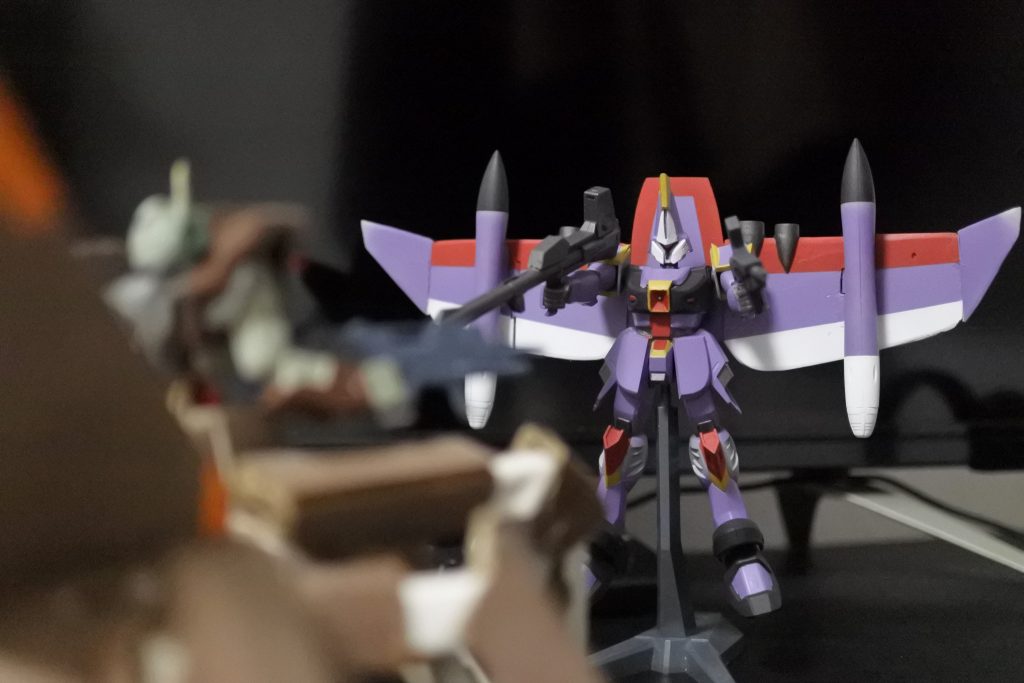 ゲルズゲーと対決!ガンダムMk-Ⅱのハイパーバズーカを上下逆にしてマガジンを増設、航空ガンランチャーに見立てました。ちょうどカラミティの右腕が真っ直ぐだったので、右手に持たせています。