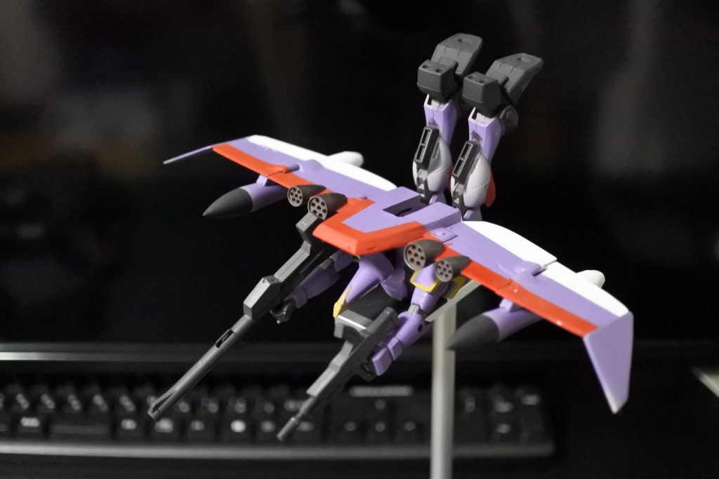 MA形態に変形…はできません。膝が曲がらないので…しかし同シリーズのガイア並の簡易変形程度には見えます。機関砲はコトブキヤのMSG、ミサイルポッドはハセガワのSV-51γからです。