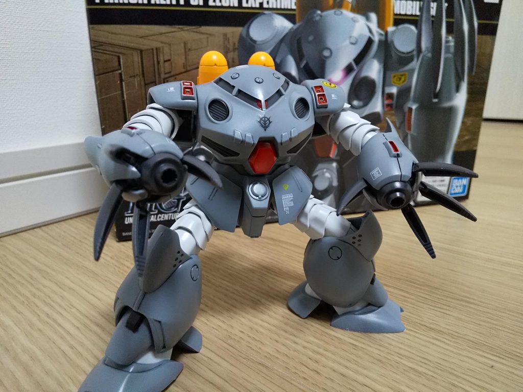 爪の裏側の肉抜きは、少し残念ですね。旧キットは肉抜き無かった筈。