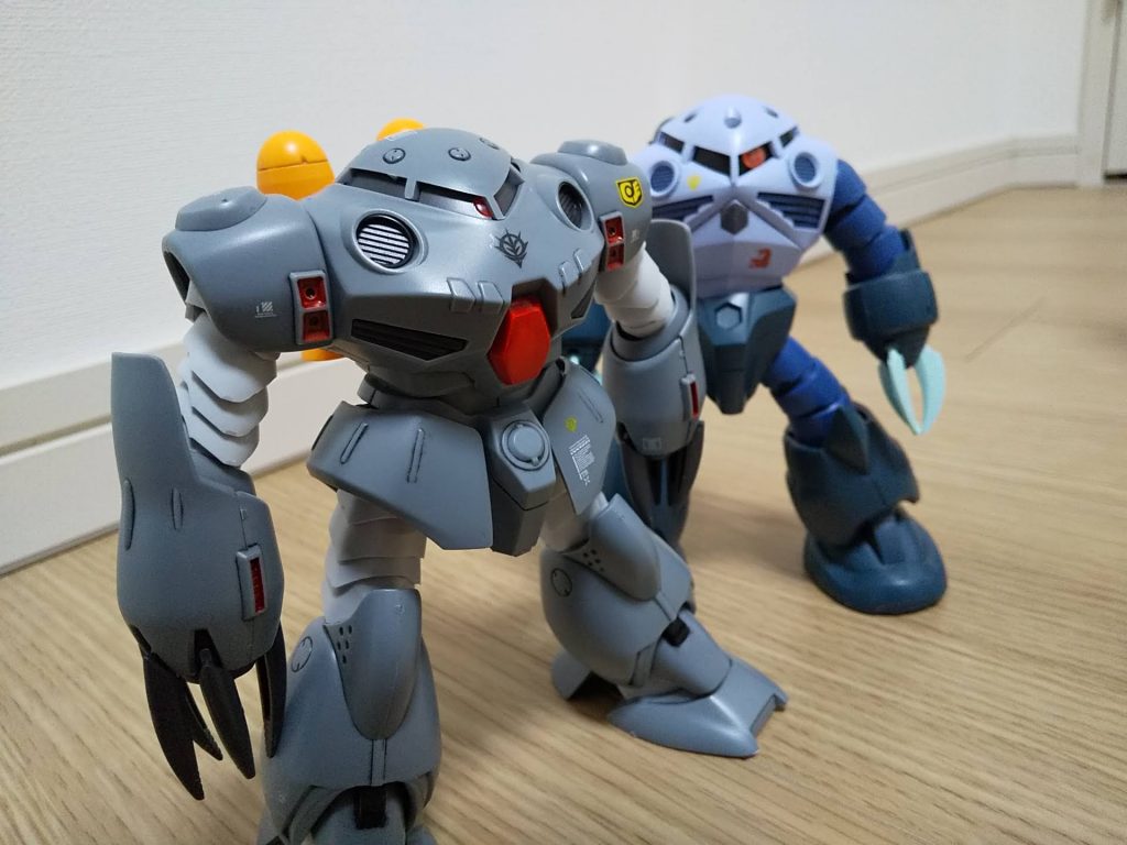 腕や脚の曲がりっぷりは無印ズゴックの方が上ですね。関節がたくさんあるので。プロポーションはどちらも優秀。