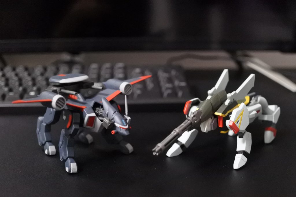 同じ4足獣型のバクゥと。頭がガトリング砲！は衝撃でしたが、ゲテモノ感が好きです。ガトリング砲はガンバレルストライカーからの流用で、ビームになって強化されたマイナーチェンジ型という脳内設定です。