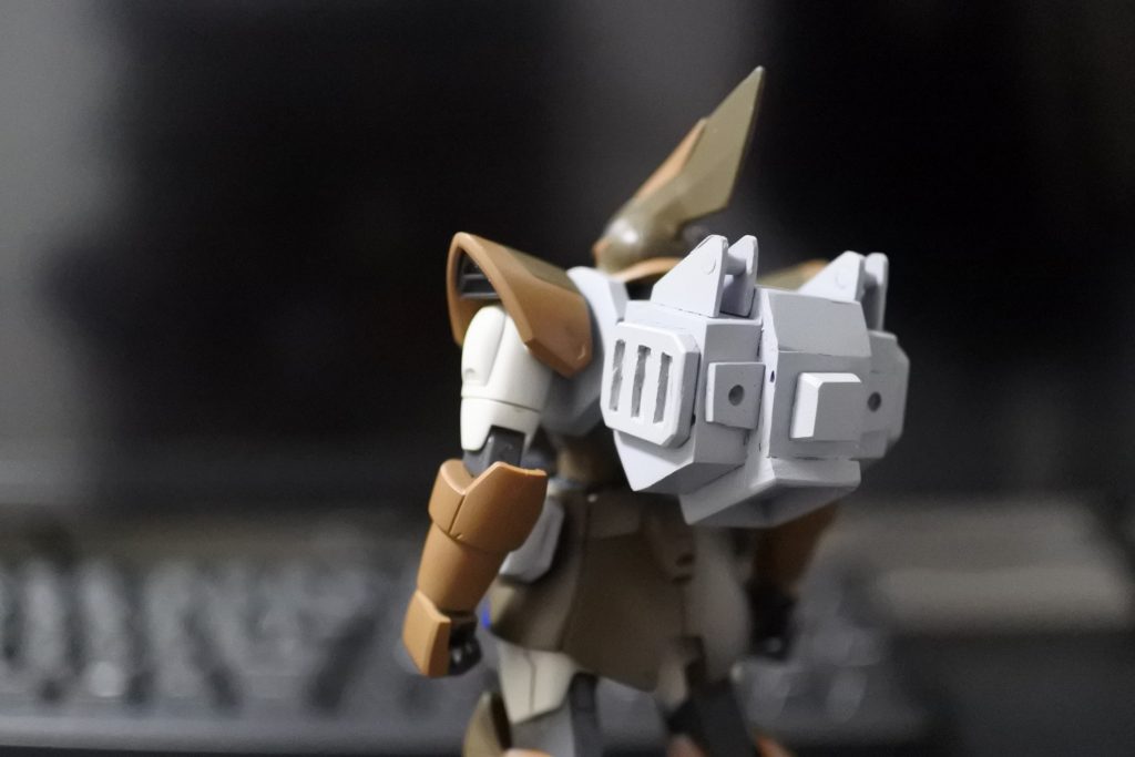 バックパックと腰の増槽はプラ板の箱組みです。