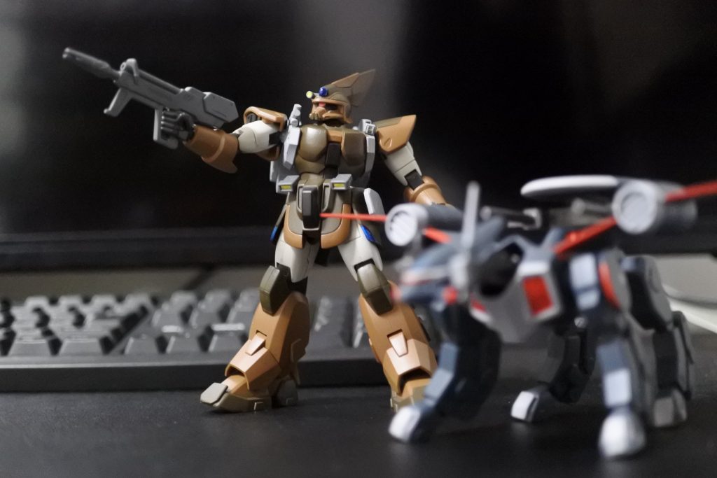 本来の設定の超高初速ライフルに似ていたので、ハイマニューバ2型のビームカービンを持たせています。ビーム兵器を搭載した後期型という脳内設定もできます。