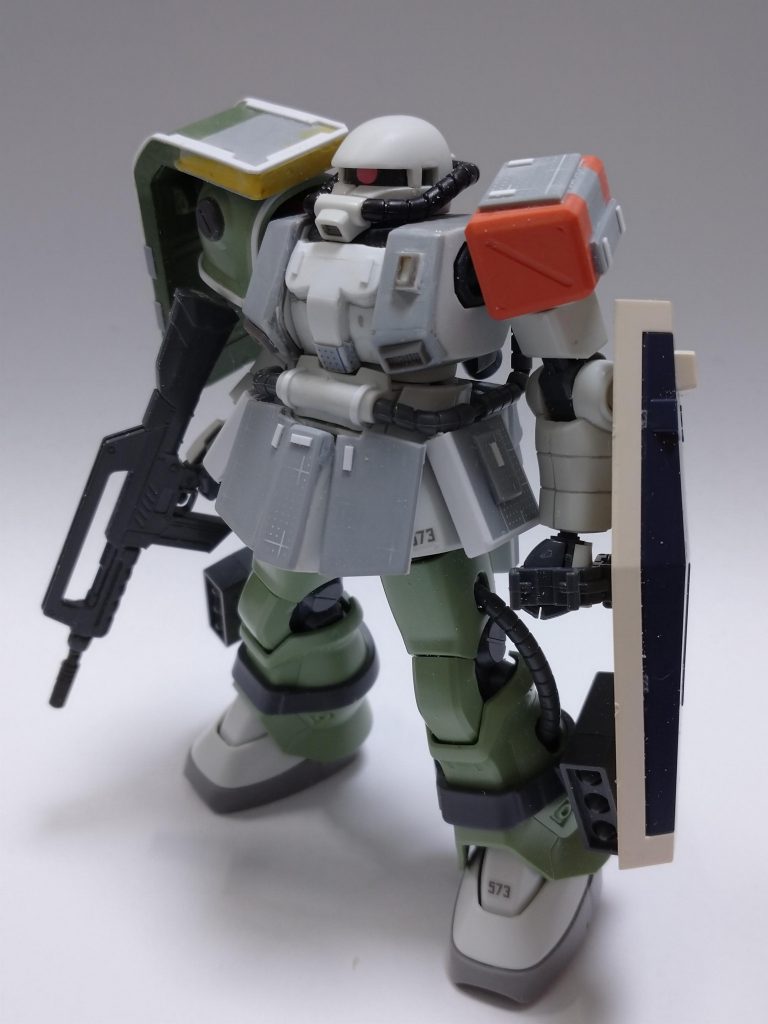 連邦仕様にすると決めてからはあちこち角ばる様にプラ板を貼っていきます。左肩のマラサイのパーツはジャンク品の中にあったのでそれっぽく加工しました。