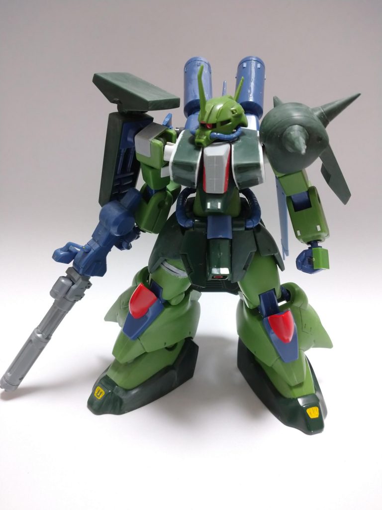 下半身に比べて上半身が貧弱に感じたのでプラ板にて幅を増してます。またコックピット部分も形状変更しました。