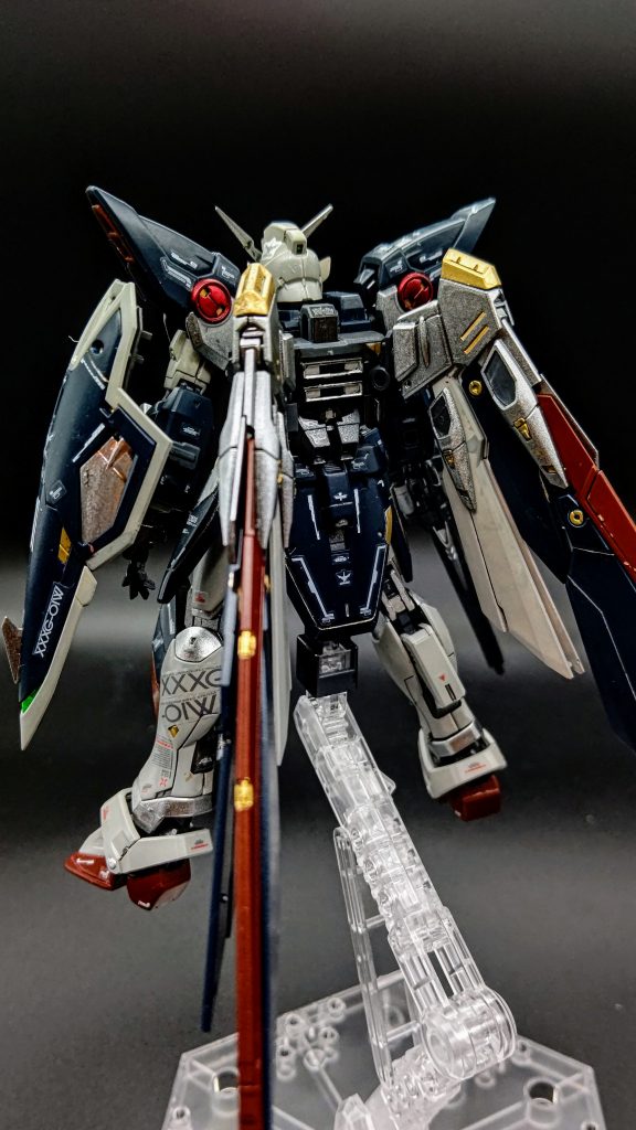 腰の金色は銀色に塗り直すのを忘れてしまったのですが差し色になっていいのではないかと思ってそのままにしました。紺のパーツは黒でスミ入れしてもさっぱり変化が分からなかったので大好き金色のスミ入れです笑