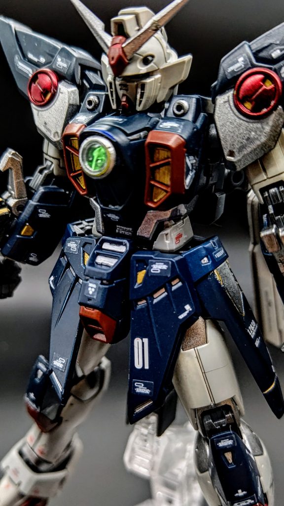 胸のセンサーはクリアパーツを使わずラピーテープとレジン液を使用してみました。ツインアイも挑戦してはみたんですが細かすぎて無理でした笑また次回挑戦したいと思います!このために円形マスキングまで用意したのにすっかり忘れて半光沢のスプレーを吹いてしまいました( ゚Å゚;)コンパウンドで磨いたらなんとか元に近い状態に戻りよかったです(^ー^;A