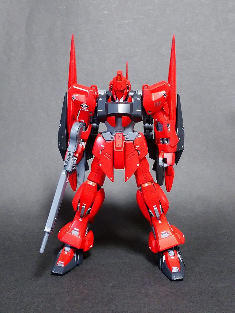 頭部はカトキ版Zが近い印象なので、1番くじの頭部を加工して使用。正面からはだいぶ小顔に見えますが、前後長は2㎜程削ってもまだ長く感じます。