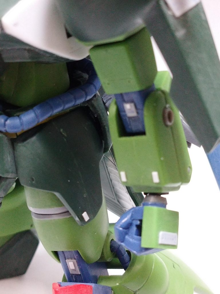 関節部分がブロックの塊だったのでオリジンやRGを参考にそれっぽくモールドを追加。また、手首の軸もカバーしてあります。