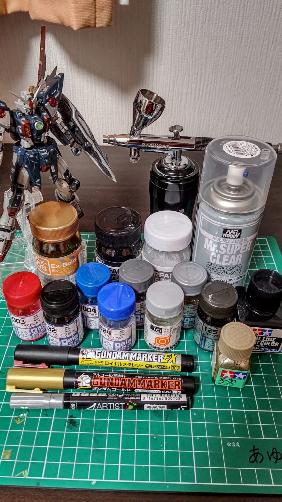キレイに並べてみました笑スターブライトシルバー、アイアン、EXゴールドは黒サフ、それ以外は白サフを使いました。紺はウルトラブルー、コバルトブルー、アルティメットブラック赤はブライトレッド、アルティメットブラック灰色はニュートラルグレーⅣ、マーズライトグレーです。肩の赤いパーツのみ光らせたくてマーカーのロイヤルメタレッドを使用しました。