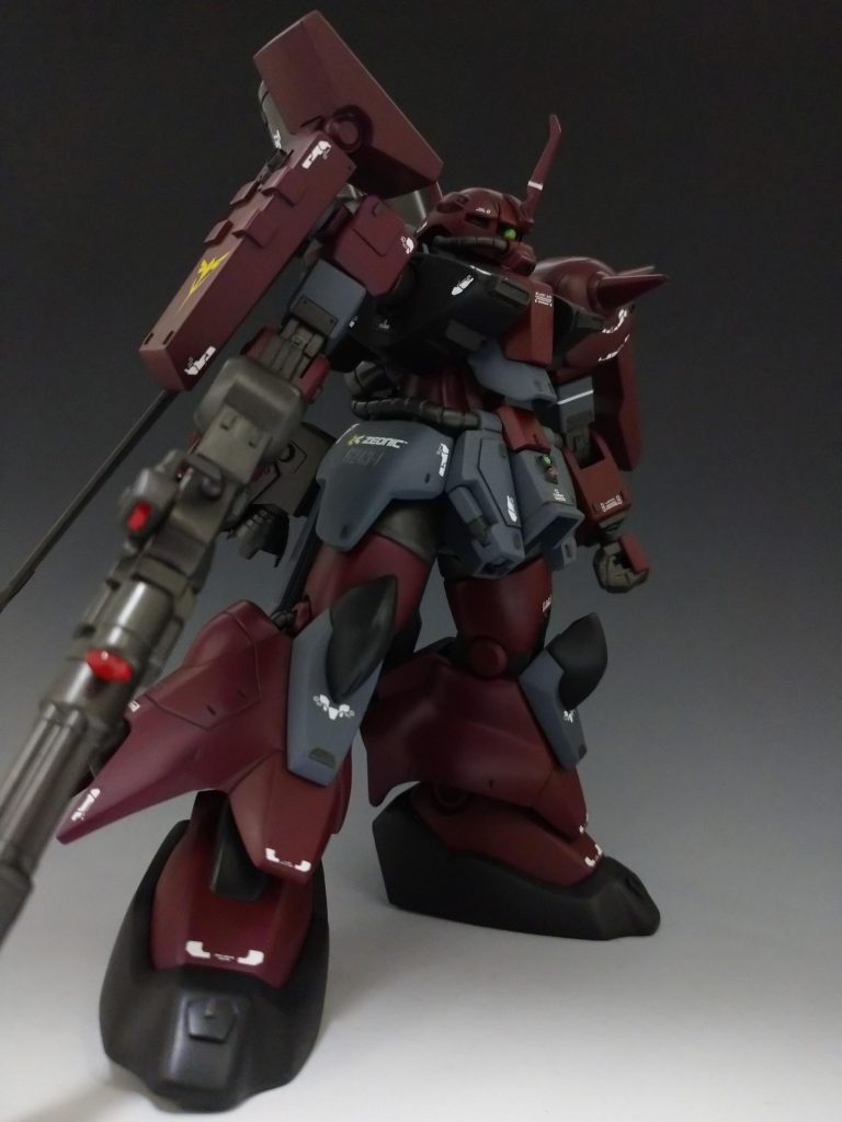 股関節の付け根部分をカットして軸を追加し最近のHGの様に足を広げる事ができます。またスカート部分もカットしてして大きく動ける様にしたのですが元々の可動範囲が狭いので思った程可動しません(笑)