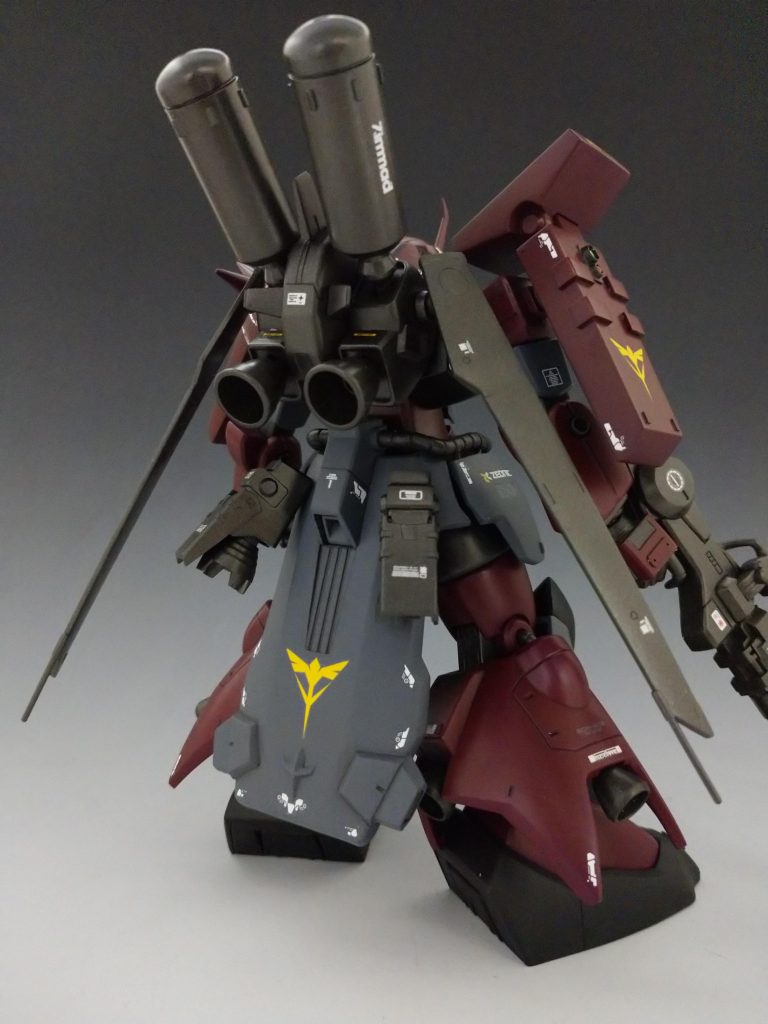 ドラッツェのバックパックにあった羽状のパーツとコトブキヤのプロペラントタンクにあったバーニアを追加しました。元々あったネオジオンのマークを削れば良かったのですが塗装を開始してから気がついてしまい見なかった事にします(汗)