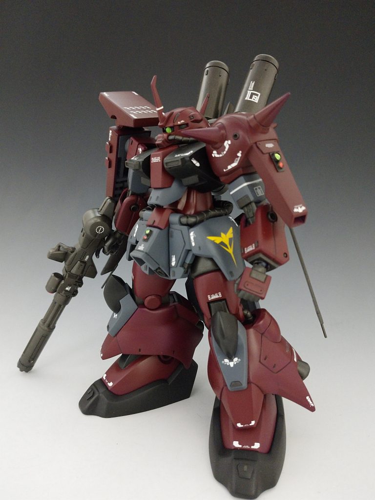 前から気になっていたザクⅢ改を新カラーで塗装してみました。また今回も余ったパーツでセンサーの追加や少しの武装変更をしています。ビームライフルの銃身にドラッツェのガトリングにすげ替えてビームガトリングにしました。