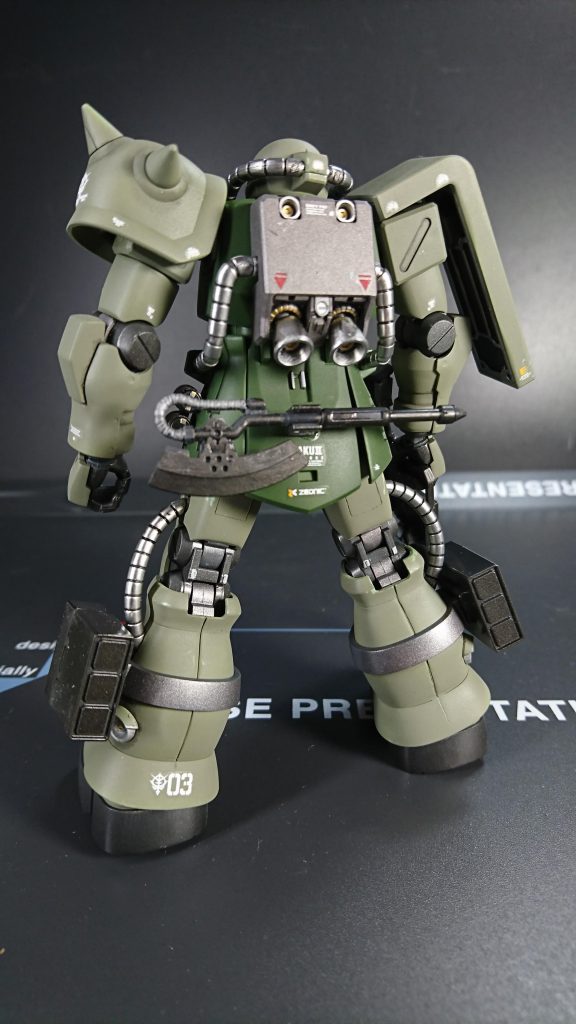 ヒートホークは、量産型ザクⅡからお借りしました。ランドセルと脚部のミサイルポッドの固定具も焼鉄色で良く見ると色目が違います。毎回合わせ目消しがしっかり出来ていません。