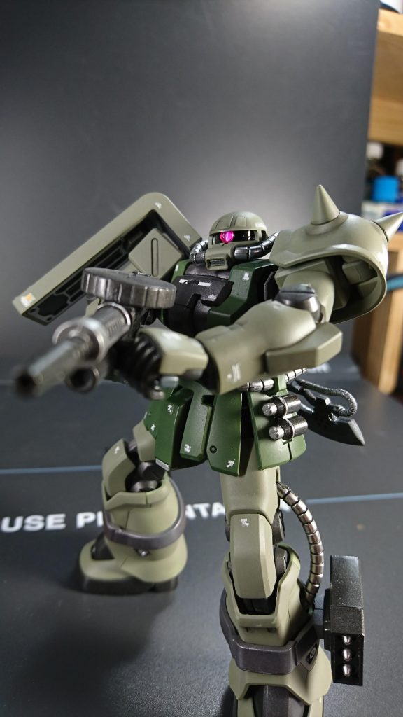 いつもならモノアイはビームサーベルの輪切りですが、今回は100均のデコシールです。いつもよりキラキラしています。ザクマシンガンを構えてのアクションポーズです。